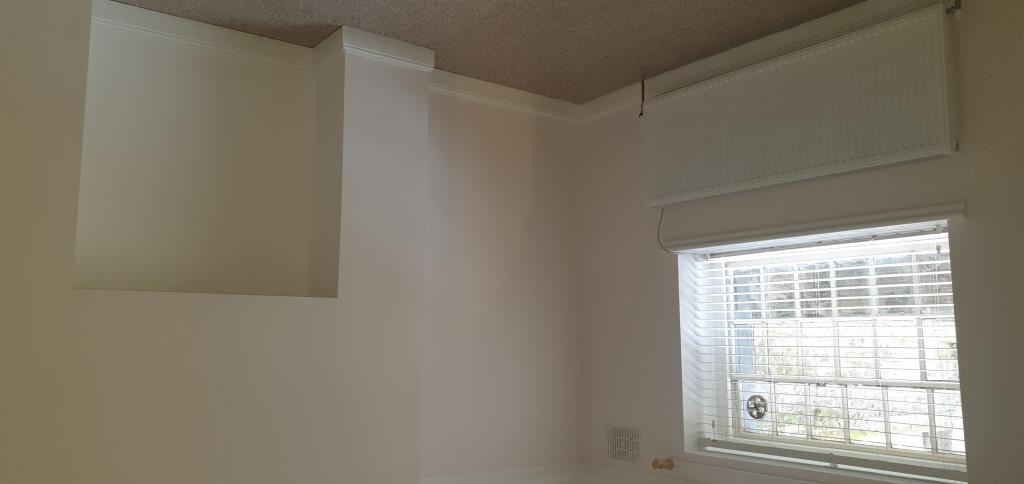 Lot: 75 - OFFICES WITH FLAT BELOW - Living room of the flat